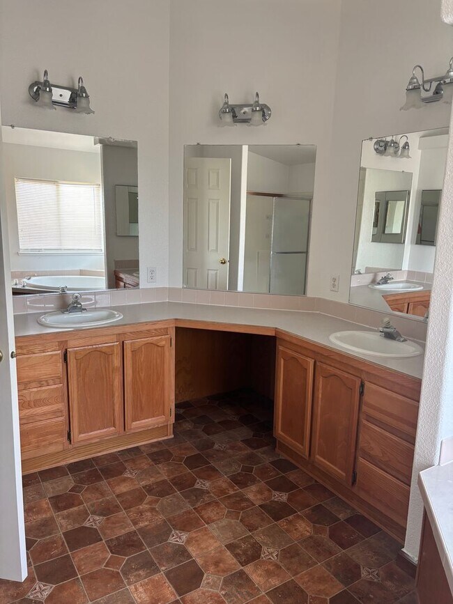 Building Photo - 4 Bedroom in Arboga! Available Now!