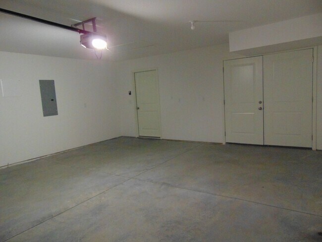 Building Photo - Sensational 3 Bed 2 Bath House!