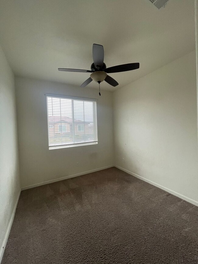 Building Photo - Newer home in gated community in Visalia