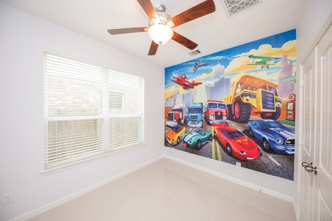 Building Photo - 3019 Lake Dr