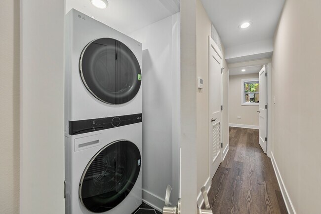 Building Photo - Garden unit: Renovated 3 bed in Logan Square - Now Leasing!