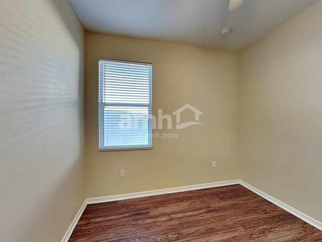 Building Photo - 15238 Searobbin Dr