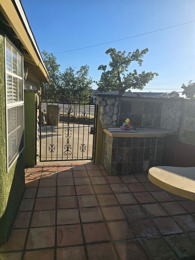 Building Photo - Beautiful Single Family in Garden Grove fo...