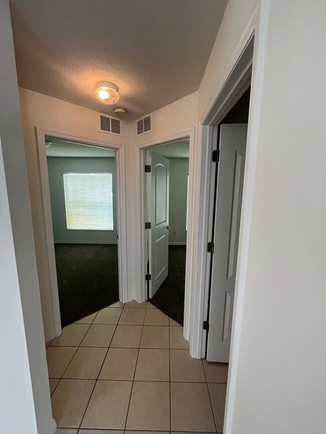 Building Photo - 302 Sawmill Creek Ct