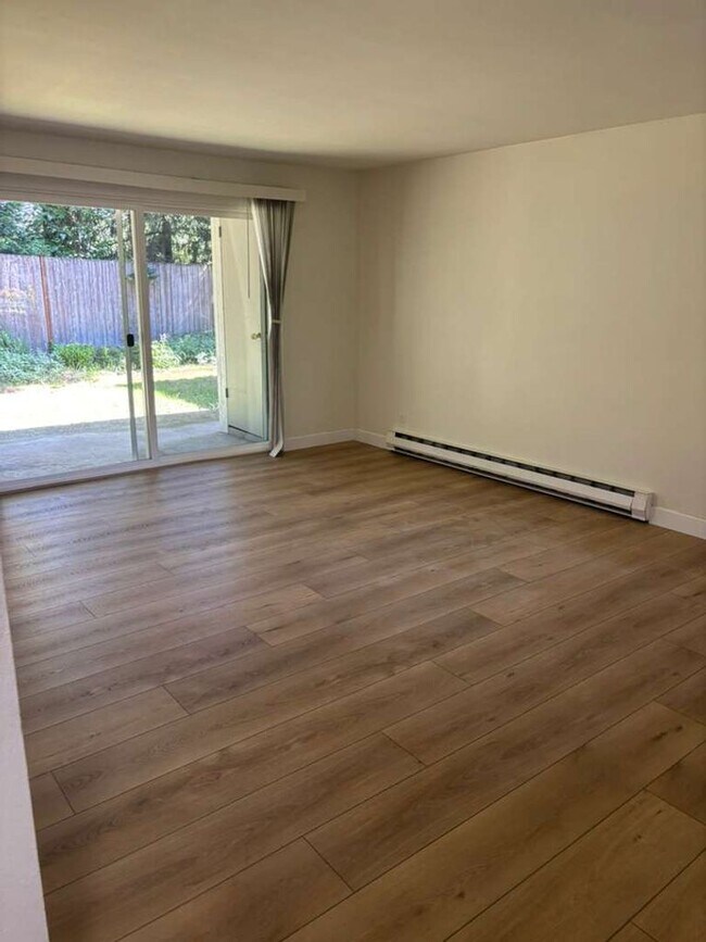 Building Photo - Beautiful remodeled ground floor 2 bedroom 1.5 bath