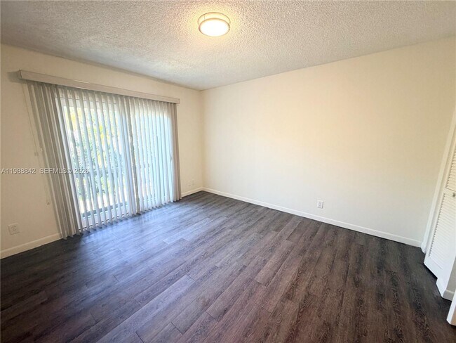 Building Photo - 6131 SW 42nd Ct