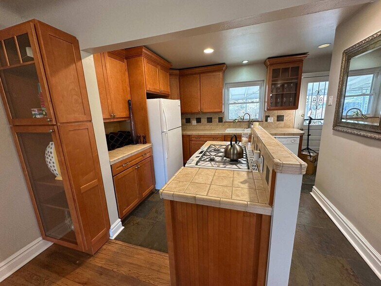 Building Photo - 2933 Ivanhoe St