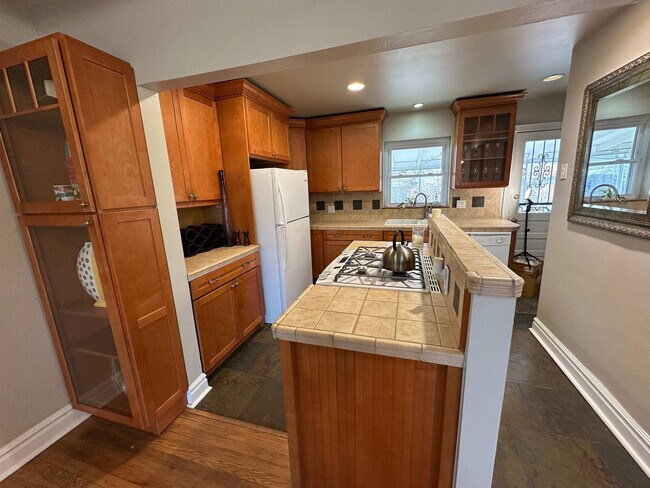 Building Photo - 2933 Ivanhoe St