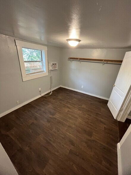 Building Photo - 271 E Lambert St