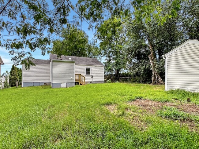Building Photo - Fully Renovated 3-Bedroom Gem in West End ...