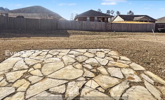 Building Photo - 3 Bed/2 Bath Home with Garage / Pet-Friendly / Vouchers Accepted / Available Now!