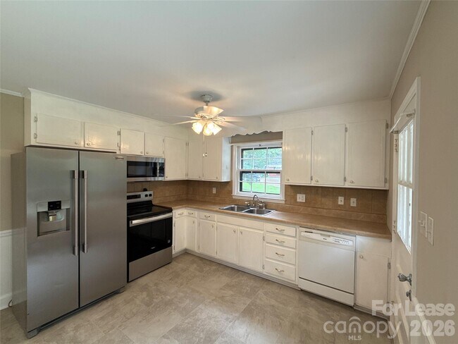 Building Photo - 1427 Churchill Dr