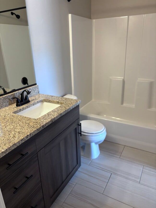 Building Photo - 3 Bed / 2.5 bath Desert Hills Townhome wit...