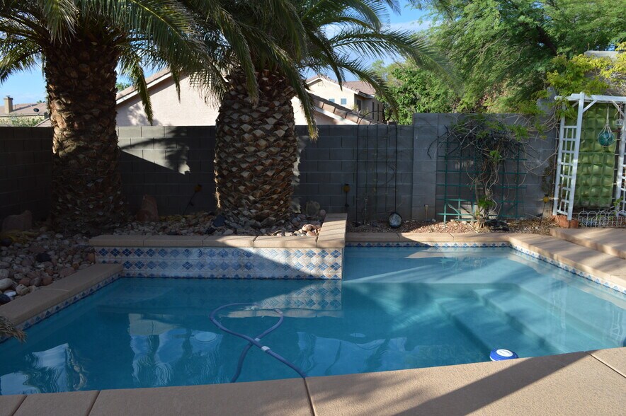 Private pool with waterfalls and baja shelf in shade - 1524 Waterton Dr
