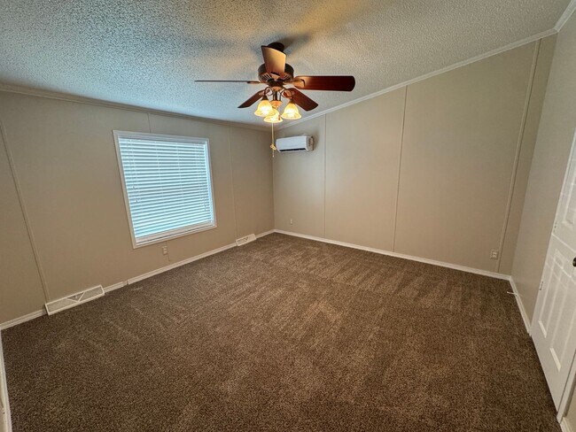 Building Photo - 3 bedroom 2 bath Mobile home newly updated...
