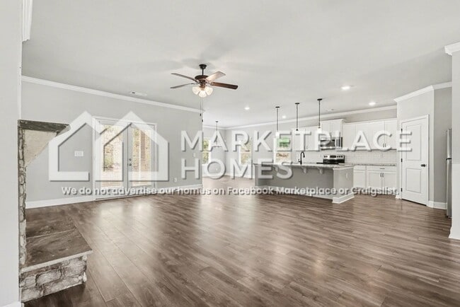 Building Photo - 90 Hawthorn Ln