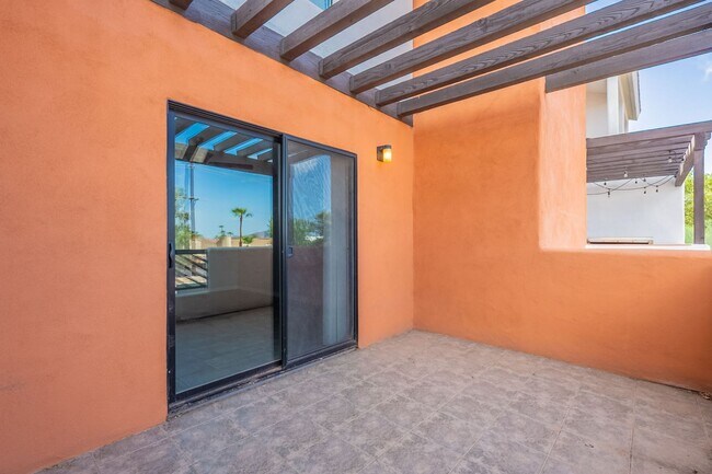 Building Photo - Walking Distance to ASU!
