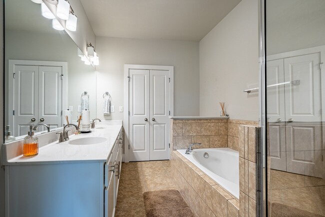 Building Photo - Furnished, 6 - 9 Month lease available.  L...