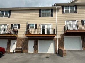 Building Photo - 704 Grays Pointe Ct