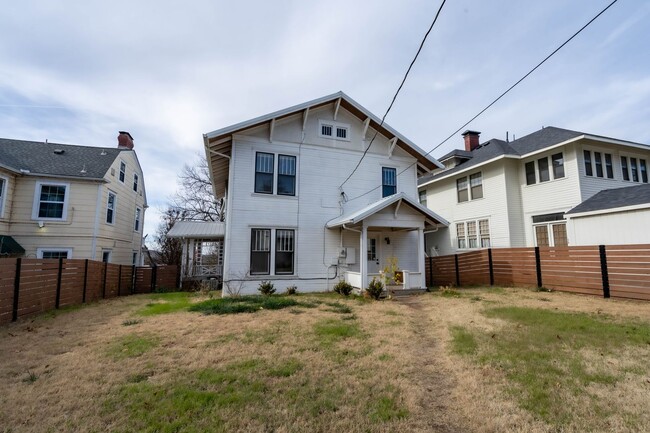 Building Photo - Gorgeous 3 Bed 2 Bath In Quiet Neighborhood