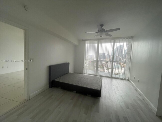 Building Photo - 1750 N Bayshore Dr