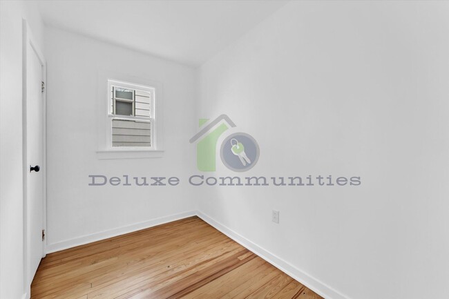 Building Photo - Rare 1-Bedroom Full Home – Big Kitchen, Ha...