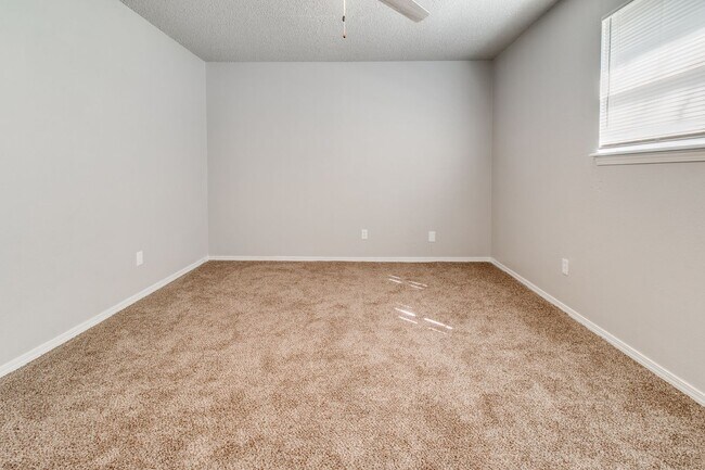 Building Photo - Newly Renovated 2bed 2 bath !Townhome