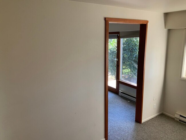 Building Photo - 3 Bedroom House in Hendrick's Park Area