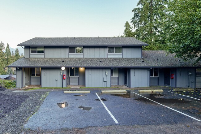 Building Photo - RECENTLY UPDATED 2 BEDROOM 1.5 BATH TOWNHOME IN TIGARD!