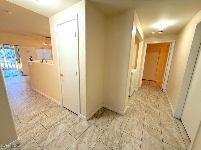 Building Photo - 3400 Cabana Dr