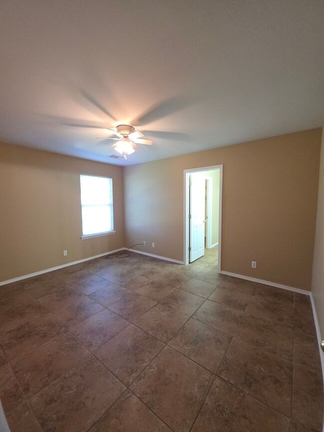 Building Photo - 401 E 11th St