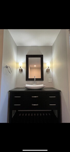 full bath - 488 Centre St