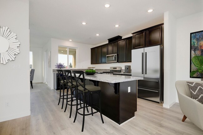 Building Photo - Gorgeous 4 Bedroom 3.5 bath home