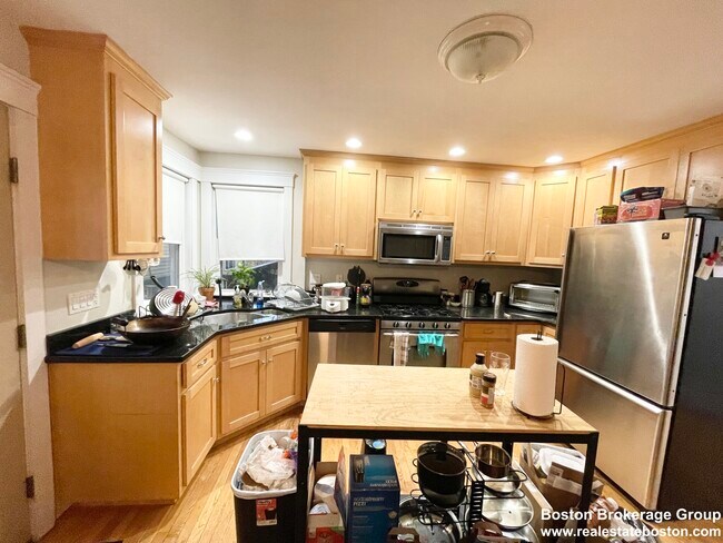 Primary Photo - 27 Iroquois St
