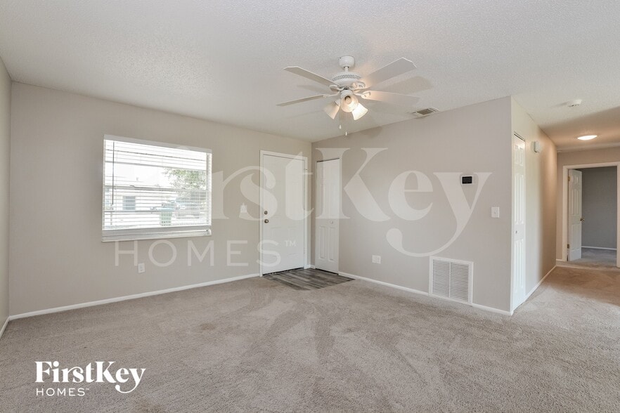 Building Photo - 910 Clayton Dr