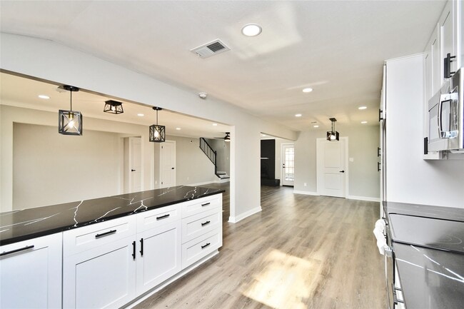 Building Photo - 2035 Round Spring Dr