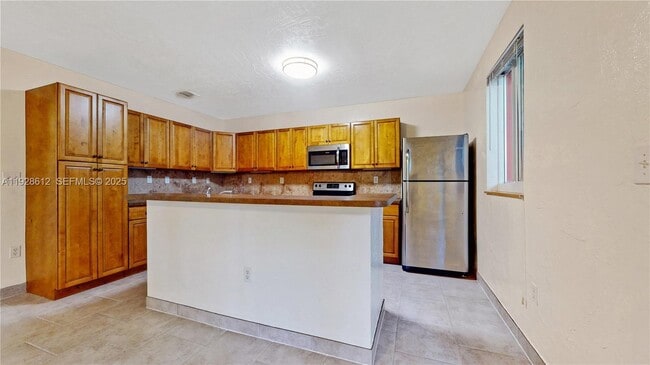 Building Photo - 15735 SW 92nd Ave