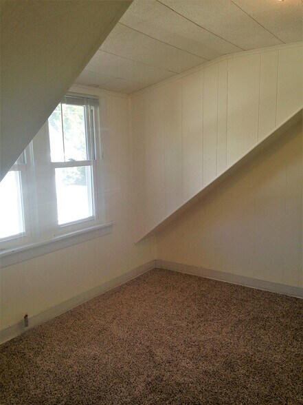 Building Photo - 613 E 8th St