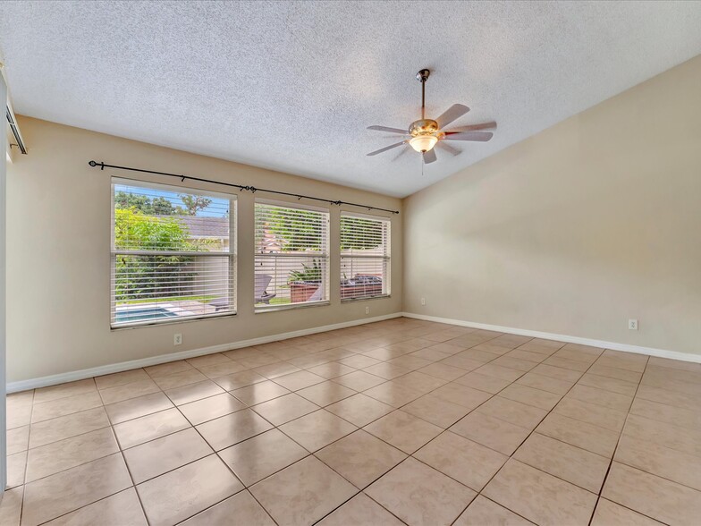 Living room - 5105 39th St W