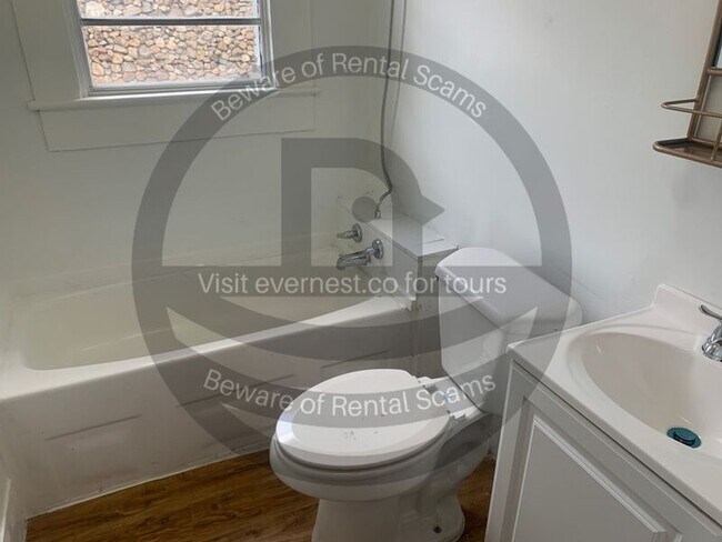 Building Photo - 1325 Sloan Ave