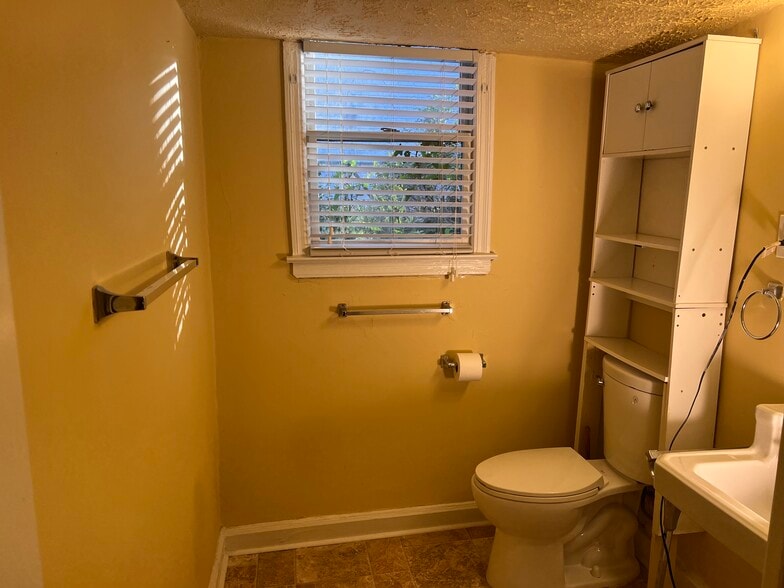 Bathroom - 1377 Scott Blvd