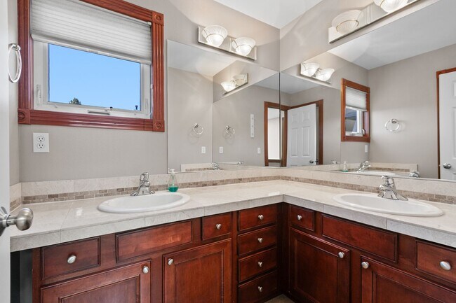 Building Photo - 3Bd/3Ba Seattle House