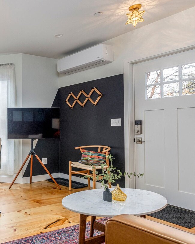 Building Photo - Recently Renovated 1BR Near Maine Med