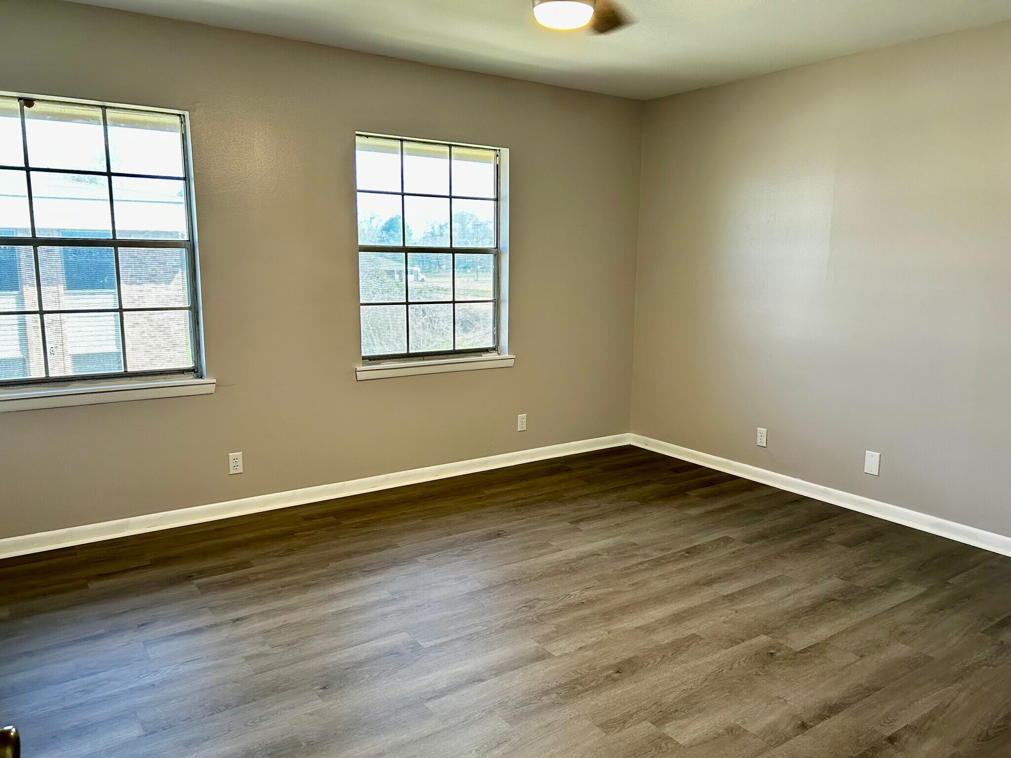 Building Photo - 305 Greenbriar St