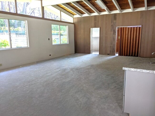 Building Photo - Country living in the City - Huge bonus room, entertainment deck, covered lanai and lots of storage.
