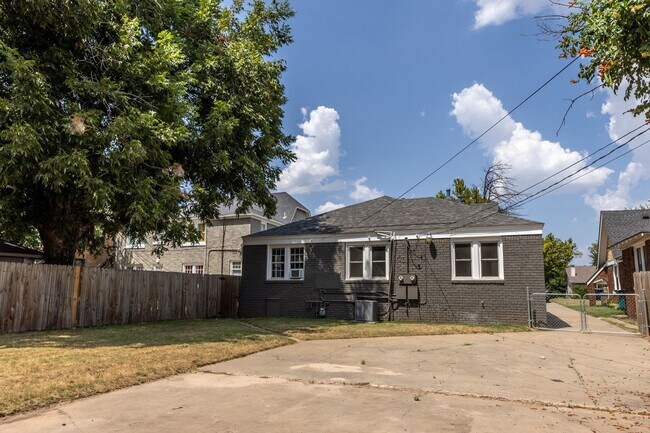 Building Photo - 2 Bedroom 1 bath