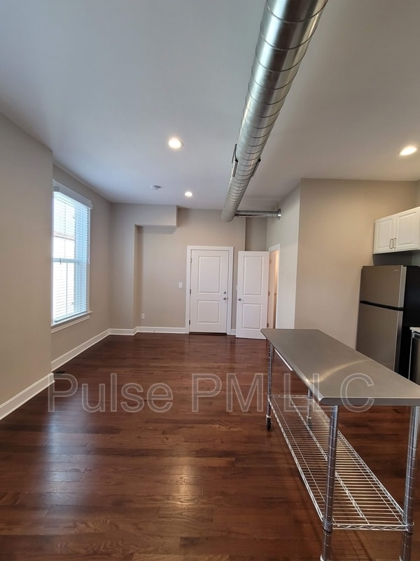 Building Photo - 620 6th Ave