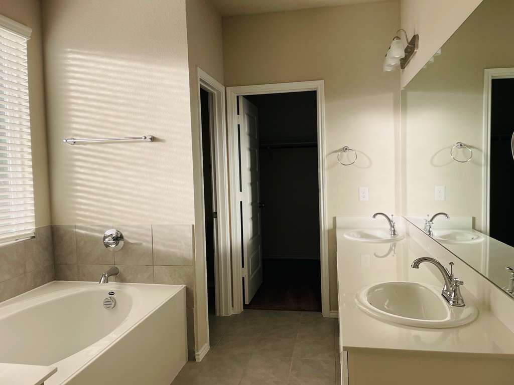 Master bath room - 10032 Adams Ln