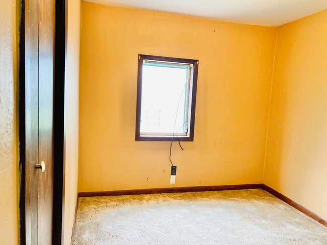 Building Photo - 3 bed 1 bath, garage, quiet street