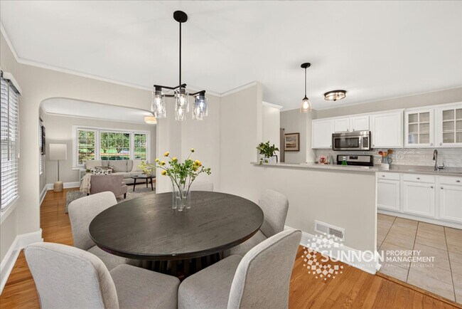 Building Photo - Adorable 3 Bedroom in Plaza Midwood Close to Everything